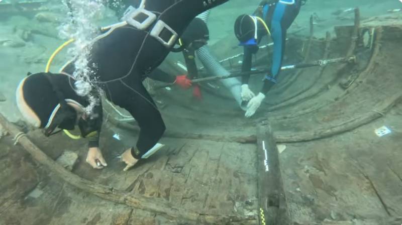 The Mazarron Phoenician boat is successfully raised from seabed