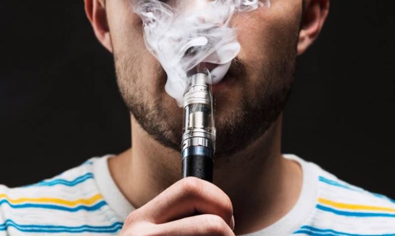 British groom hauled off Alicante flight for vaping