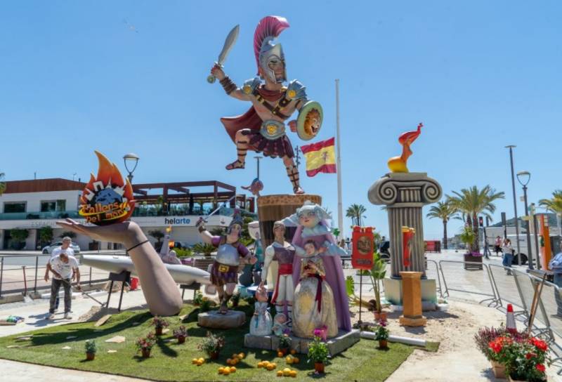 A 30ft-high Roman soldier standing on a café asiático has appeared in Cartagena!