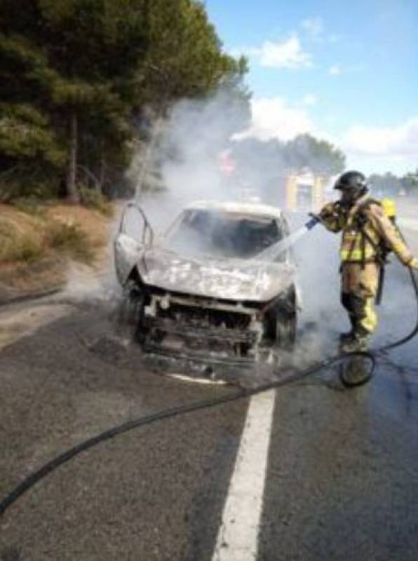 Car full of Brits catches fire in San Javier