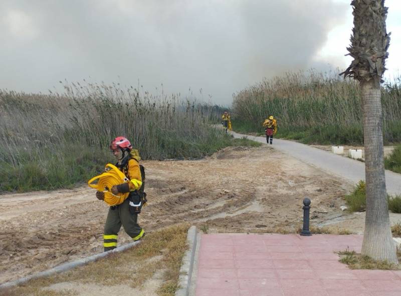 Mar Menor homes evacuated as fire burns through 19 hectares of land at La Hita near San Javier Airport