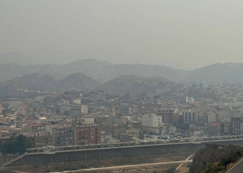 Catalonia wildfire smoke mixes with calima to reduce Murcia and Alicante air quality