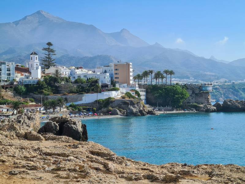 Two Irish tourists injured in knife-point mugging in Nerja