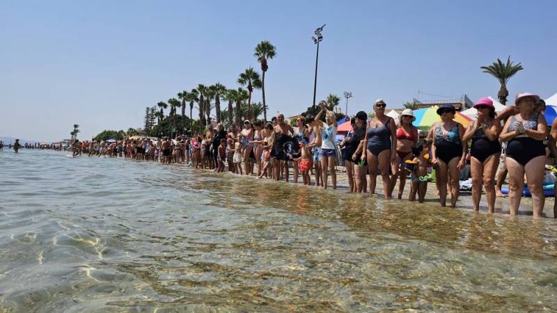 Hundreds join hands to “embrace” the Mar Menor in global show of support