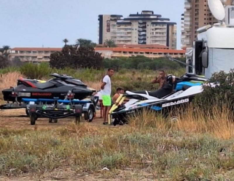 Jet ski gathering and illegal camp broken up at Mar Menor beach