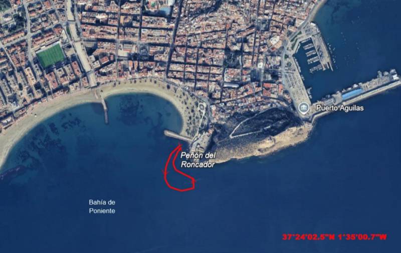 Exploring Águilas’ western coastline beneath El Peñón del Roncaor