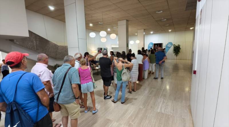 Locals queue in La Manga to back a new town hall